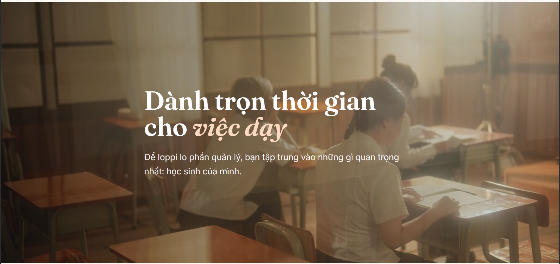 Đội ngũ một trung tâm dạy thêm làm việc cùng nhau