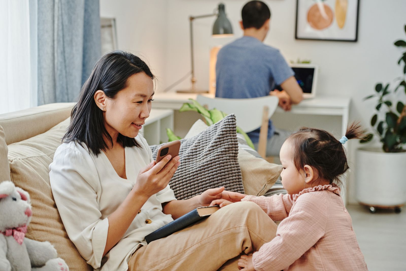 Phụ huynh nhận phiếu học phí qua điện thoại