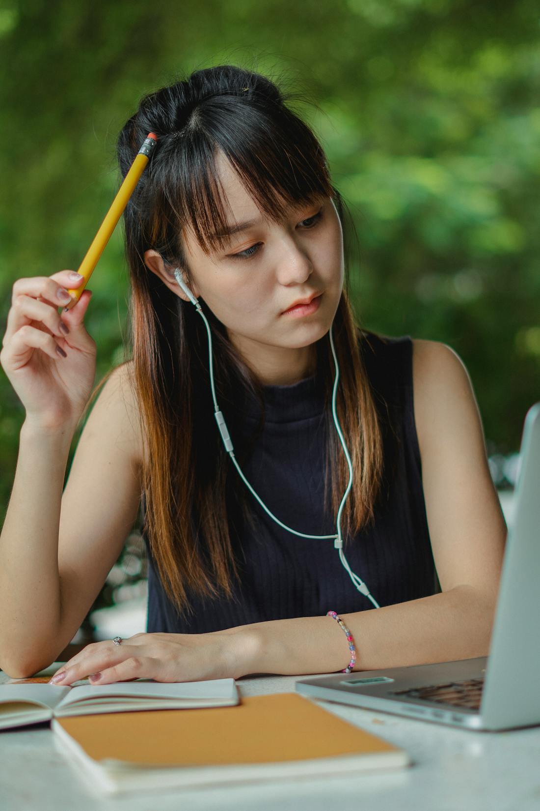 Học sinh Việt Nam ôn bài trong lớp dạy thêm